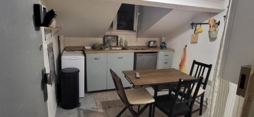 Cozy attic Clichy Levallois Hotel in Levallois-Perret