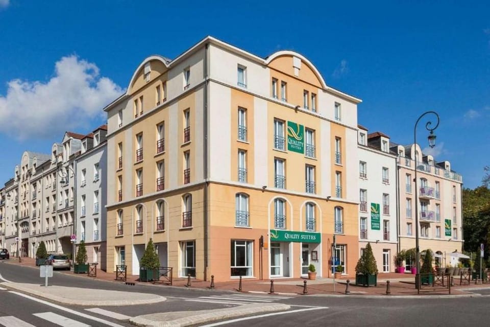 Quality Suites Maisons-Laffitte Paris Ouest Hotel in Sartrouville