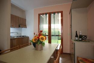 Beautiful villa with private garden and porch by Beahost Rentals Hotel in Rosolina Mare
