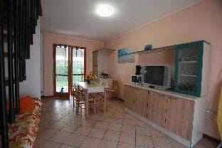 Beautiful villa with private garden and porch by Beahost Rentals Hotel in Rosolina Mare