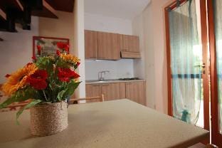 Beautiful villa with private garden and porch by Beahost Rentals Hotel in Rosolina Mare