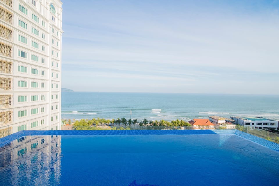 Swimming pool [outdoor]