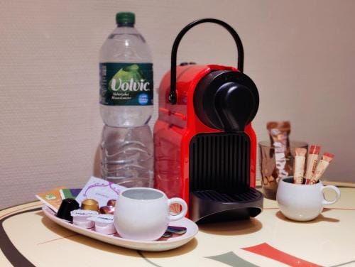 Spacious & comfortable guestrooms w private bathrooms near Koelnmesse & Lanxess Arena, free parking, Hotel in Cologne