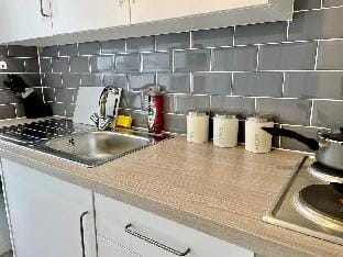 Cosy 1-Bedroom Apartment Briton Ferry, Neath Port Talbot Hotel in Wales