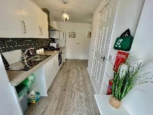 Cosy 1-Bedroom Apartment Briton Ferry, Neath Port Talbot Hotel in Wales