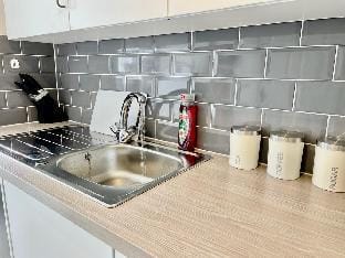 Cosy 1-Bedroom Apartment Briton Ferry, Neath Port Talbot Hotel in Wales