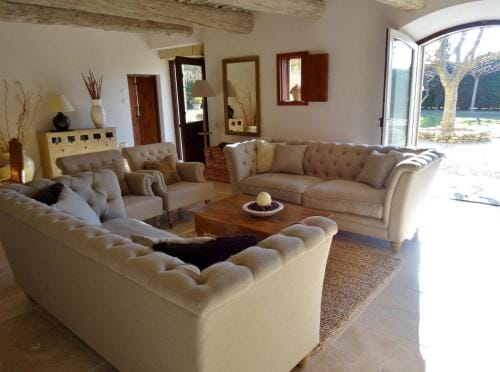 very beautiful provencal mas with pool, in the country, between cavaillon and l'isle sur la sorgue - Hotel in Cavaillon
