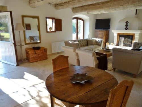 very beautiful provencal mas with pool, in the country, between cavaillon and l'isle sur la sorgue - Hotel in Cavaillon
