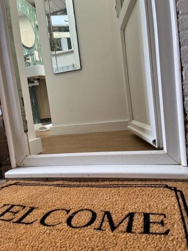 Central ensuite guest unit with air conditioning and free on street parking Hotel in Hove