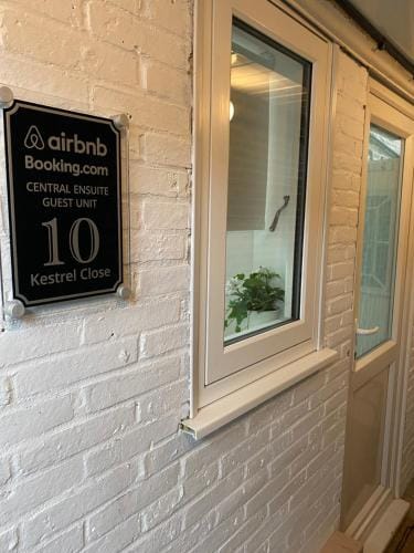 Central ensuite guest unit with air conditioning and free on street parking Hotel in Hove