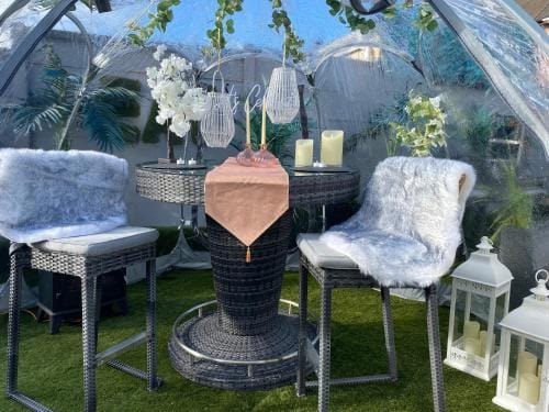Mini Love Island style guest house includes personal hot 24 hour swimming pool, heated dining pod, o Hotel in Nottingham