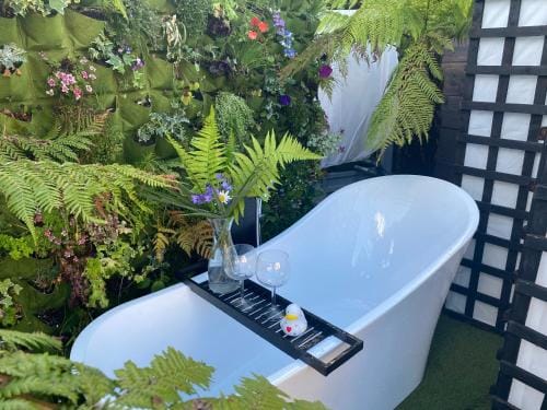 Mini Love Island style guest house includes personal hot 24 hour swimming pool, heated dining pod, o Hotel in Nottingham