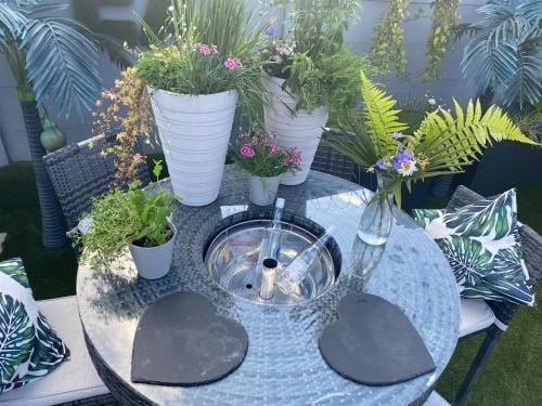 Mini Love Island style guest house includes personal hot 24 hour swimming pool, heated dining pod, o Hotel in Nottingham