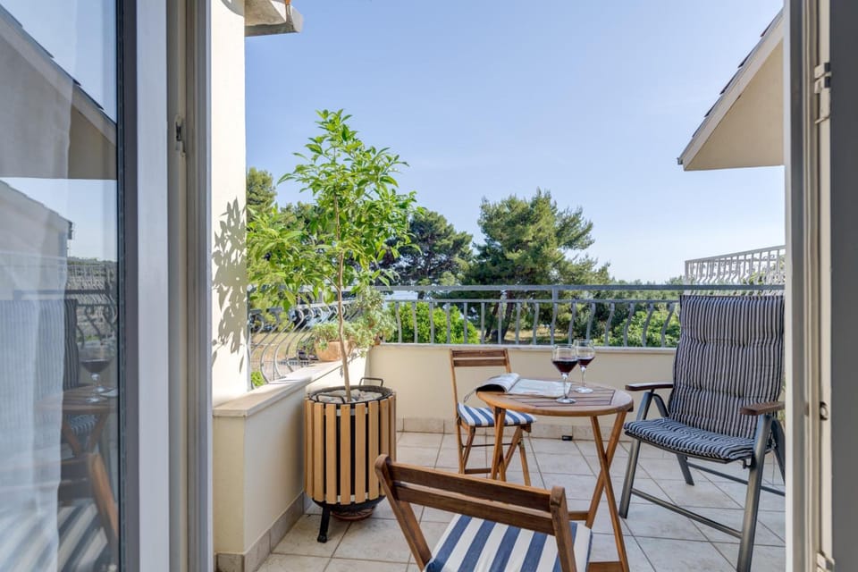 Beachfront apartment Milan, with balcony Hotel in Split