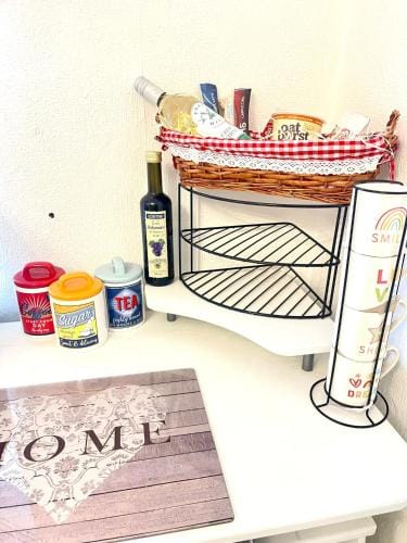 Happy Place with kitchenette- female only Hotel in London Borough of Croydon