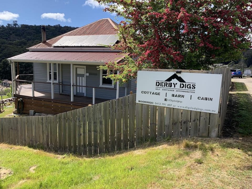Derby Digs Cottage Hotel in Branxholm