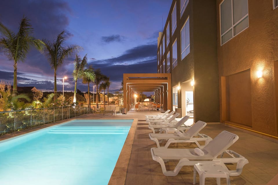 Swimming pool [outdoor]
