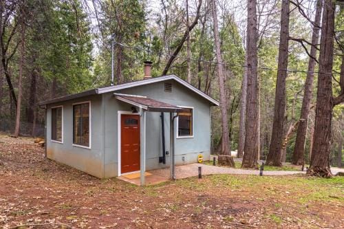 Little House in the Big Woods Hotel in Sierra Nevada