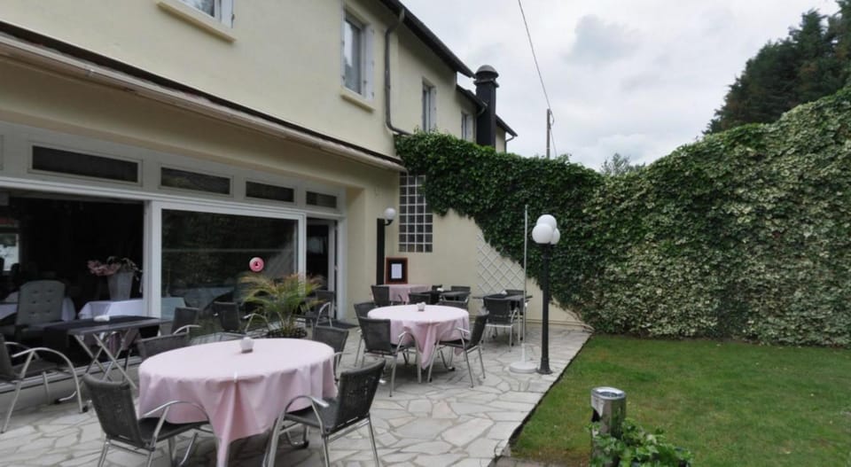 Logis Hotel-Restaurant La Croix Couverte Hotel in Normandy