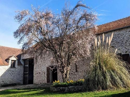 Ferme de Gratteloup Hotel in Île-de-France