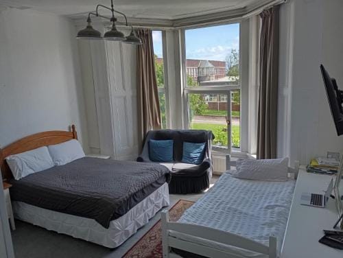 Large room near Singleton Hospital ensuite R6 Hotel in Wales