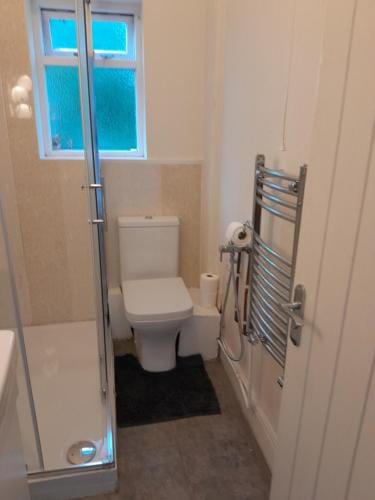 Large room near Singleton Hospital ensuite R6 Hotel in Wales