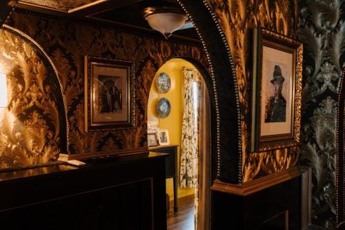 Sheddington Manor - 2 Bedroom Guest House & Cinema Hotel in Belfast