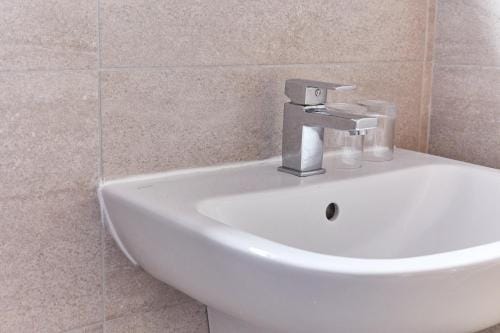 Properties Unique Dene Rooms - Single Room Hotel in Newcastle upon Tyne