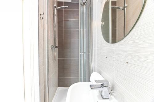 Properties Unique Dene Rooms - Double Room Hotel in Newcastle upon Tyne