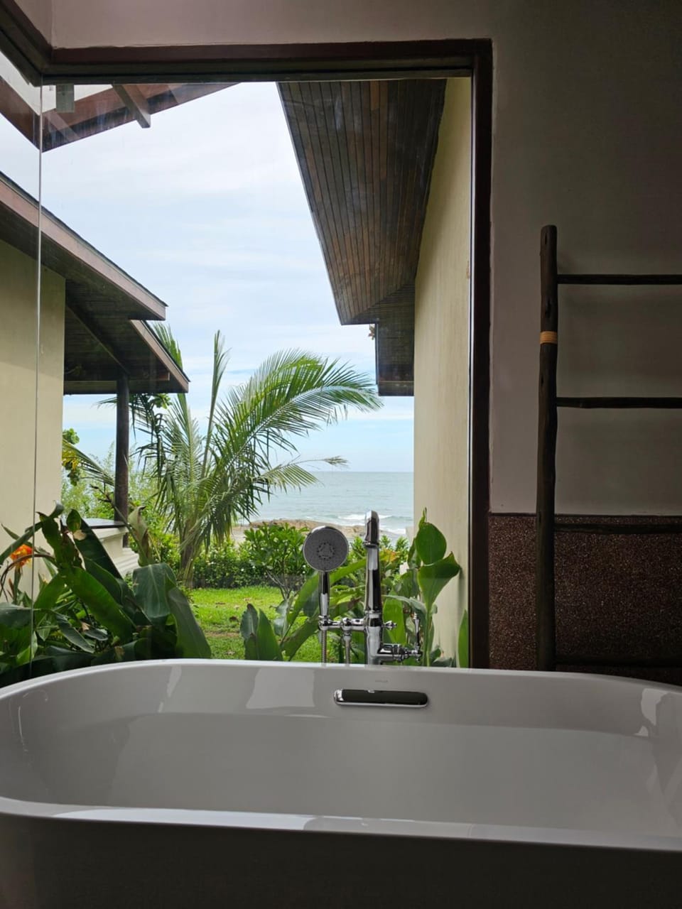 Samed Tamarind Beach Resort Hotel in Phe