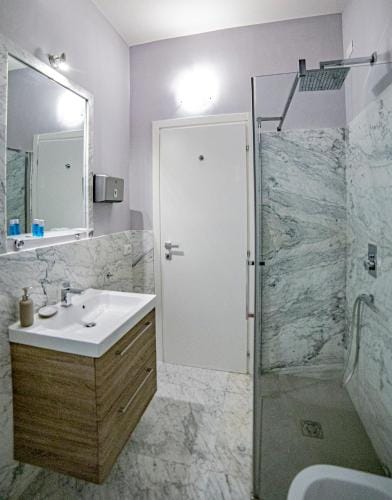 Elegante camera con finiture di lusso appena ristrutturata Hotel in Marina di Carrara