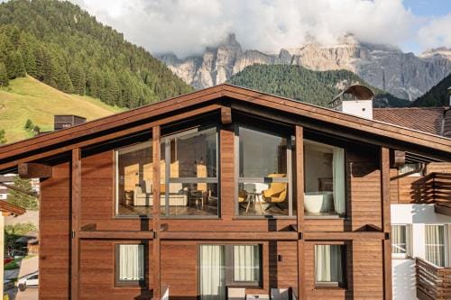 Garni Hotel Miara - Your Dolomites Home Hotel in Sëlva