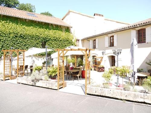 Le Chapeau Rouge Hotel in Centre-Val de Loire