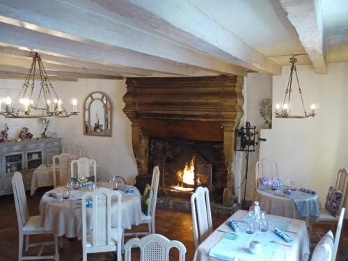 Le Chapeau Rouge Hotel in Centre-Val de Loire