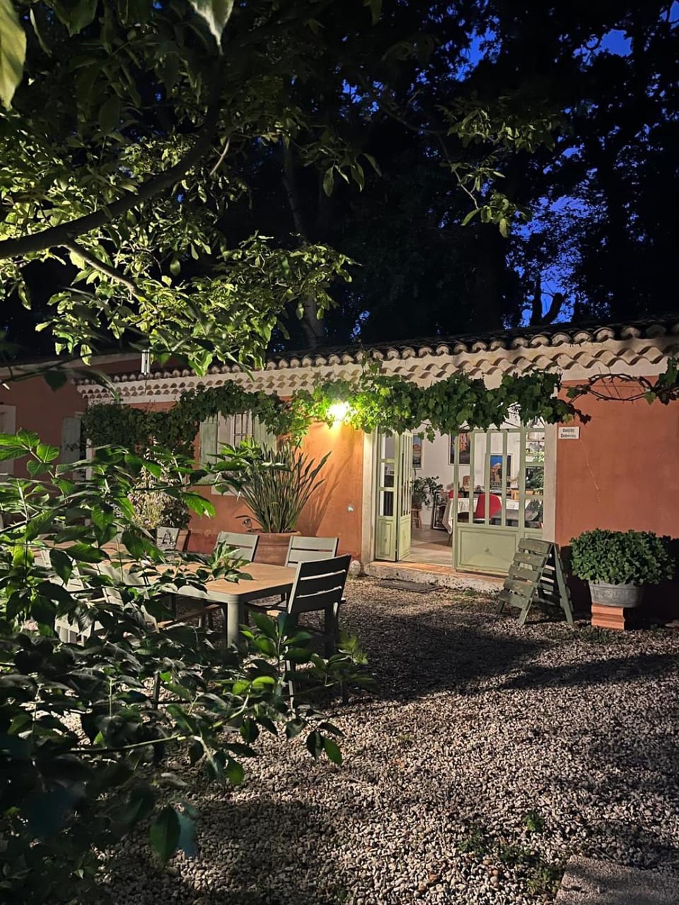 Le Pavillon Vert - B&B Hotel in Vedène