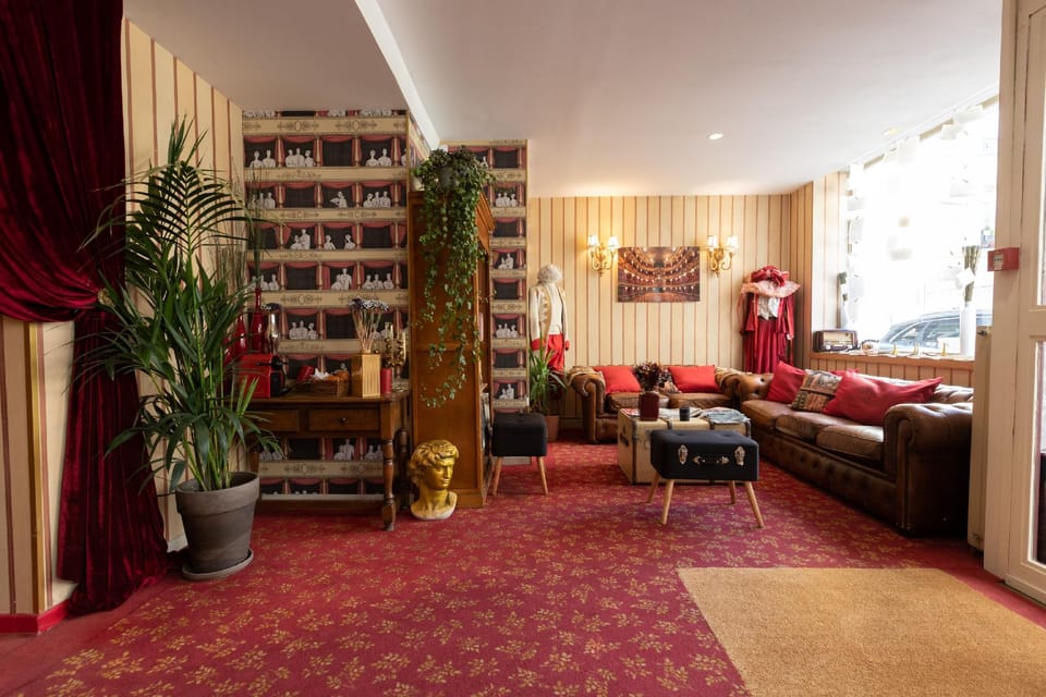 Shared lounge/TV area