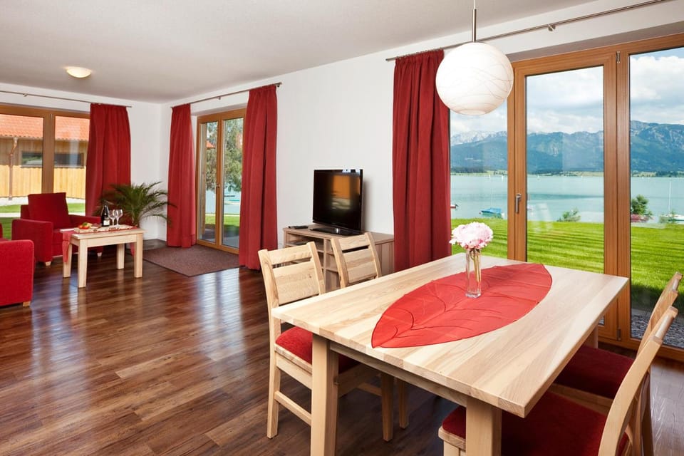 Seehotel und Appartements Schnoller Hotel in Schwangau