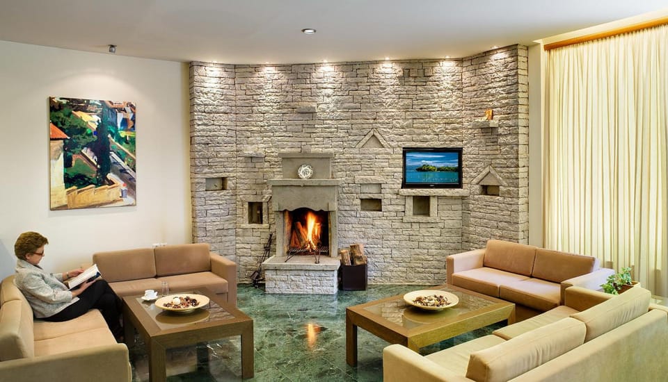 Shared lounge/TV area