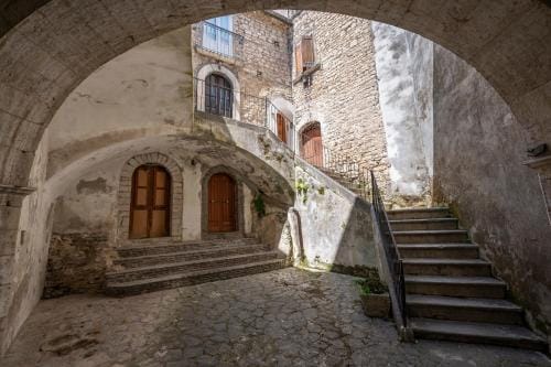 La torretta sul cortile Hotel in Molise, Italy