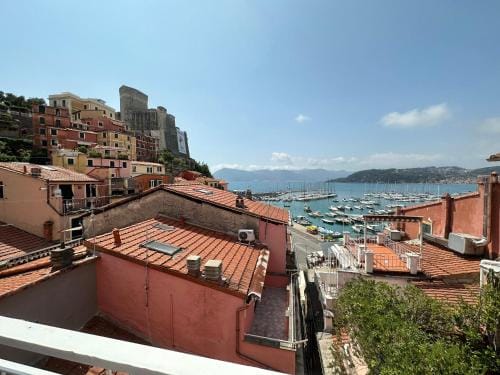 Favolosa stanza gialla con terrazzino vista mare Mottino23 Hotel in Lerici