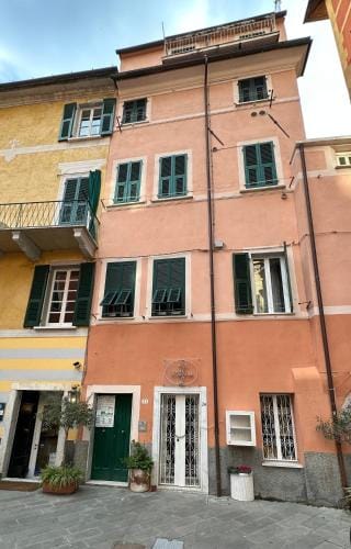 Favolosa stanza gialla con terrazzino vista mare Mottino23 Hotel in Lerici