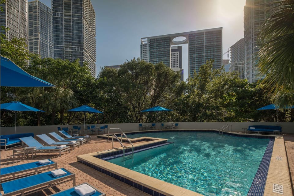 Swimming pool [outdoor]