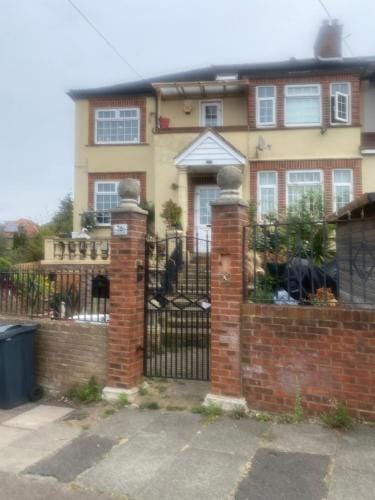 Big Home in London, Forest Hill Hotel in London Borough of Southwark