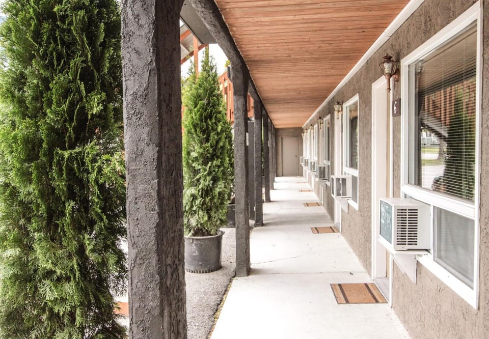 Crystal Springs Lodge Motel in Radium Hot Springs