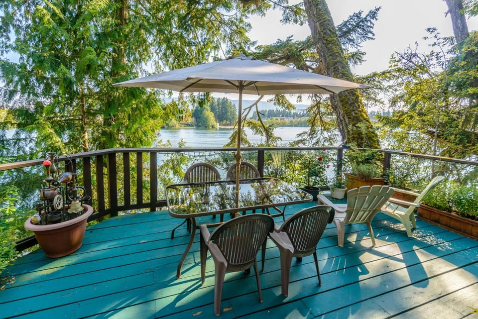Long Lake Waterfront Bed and Breakfast Hotel in Nanaimo