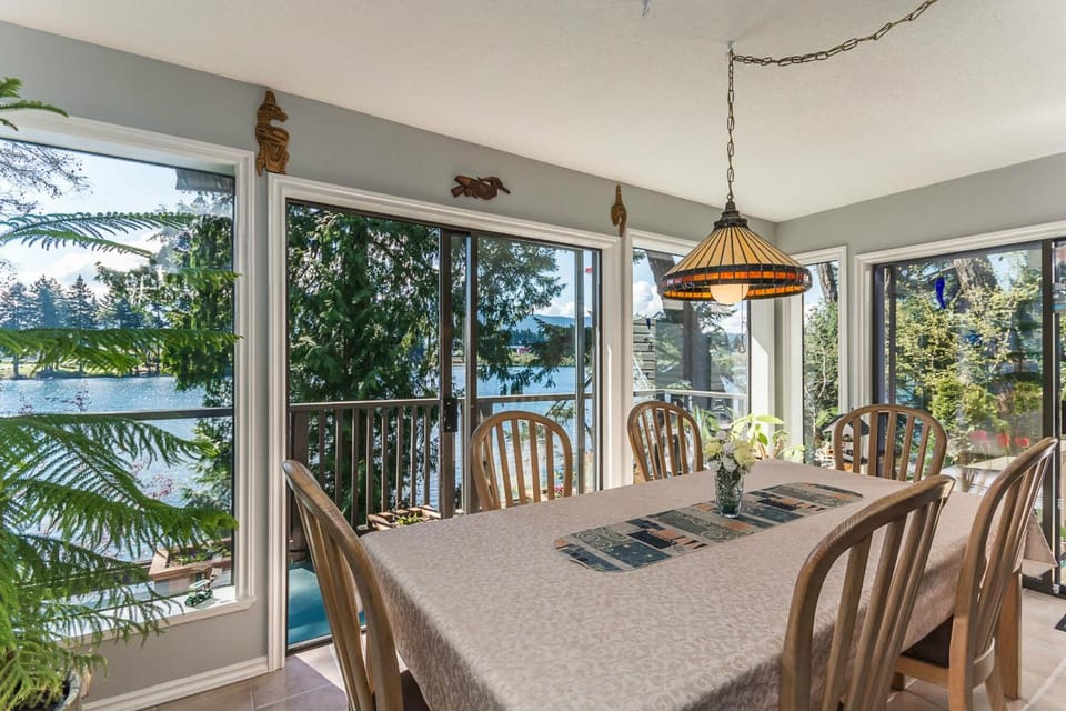 Long Lake Waterfront Bed and Breakfast Hotel in Nanaimo