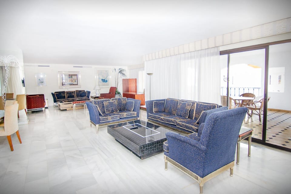 Park Plaza Suites Apartamentos Apartment hotel in Marbella