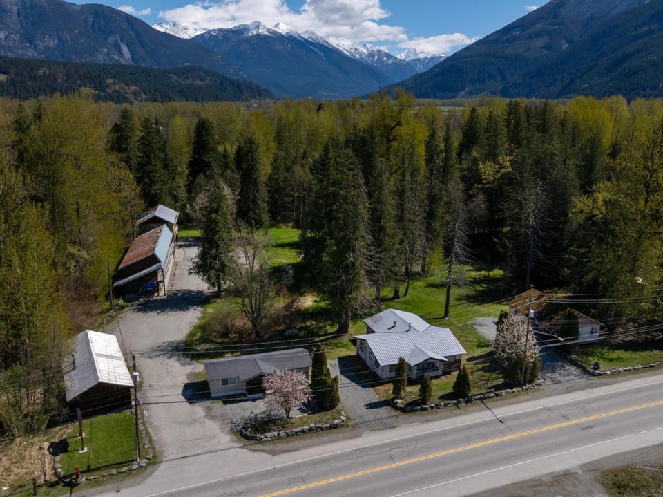 The Hitching Post Motel Motel in British Columbia