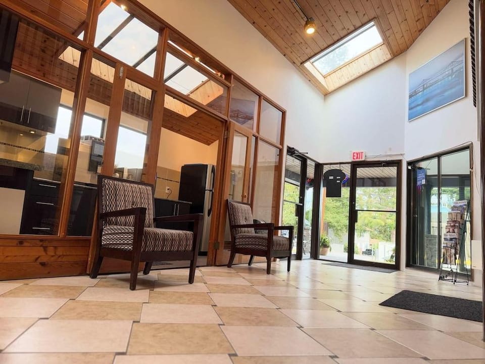 Sunshine Lodge Inn Motel in Vancouver Island