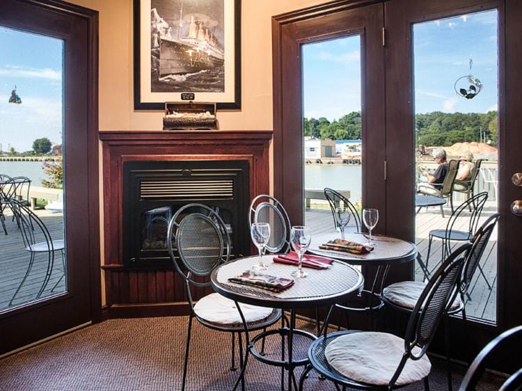 Inn on the Harbour and Telegraph House Inn in Port Stanley
